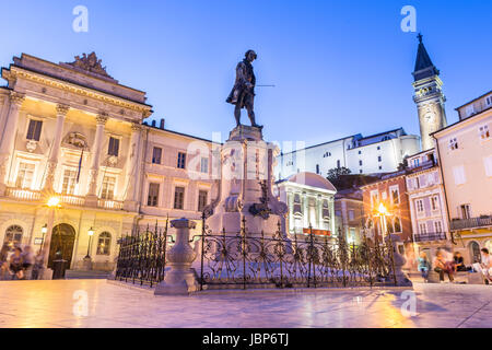 Il Tartini Square è la più grande e la piazza principale della città di Pirano, Slovenia. È stato chiamato dopo il violinista e compositore Giuseppe Tartini. Foto Stock