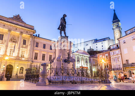 Il Tartini Square è la più grande e la piazza principale della città di Pirano, Slovenia. È stato chiamato dopo il violinista e compositore Giuseppe Tartini. Foto Stock