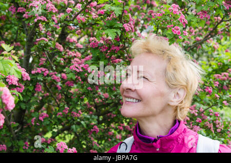 Ritratto di una donna in una fioritura biancospino Foto Stock