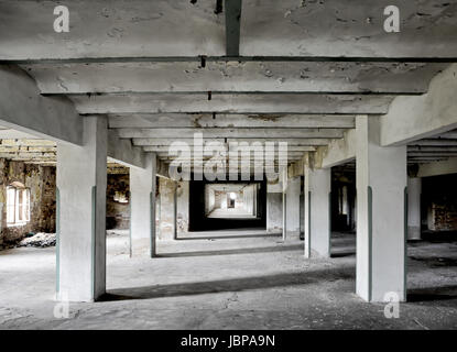 Sala lunga in una fabbrica in disuso Foto Stock