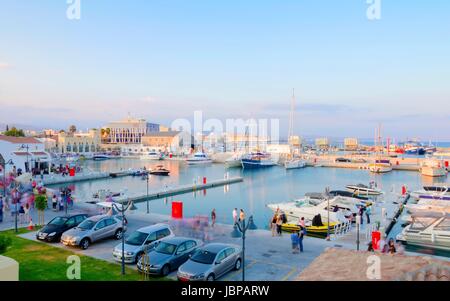 La bellissima Marina nella città di Limassol a Cipro. Un modernissimo, high end e recentemente sviluppata area dove le imbarcazioni sono ormeggiate e è perfetto per una passeggiata lungomare. Un gioiello del Mediterraneo. Foto Stock