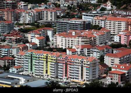 Das Moderne Zentrum der Adria Stadt Budva mit vielen neuen Appatementhausern in Montenegro im Balkan am Mittelmeer in Europa. Foto Stock