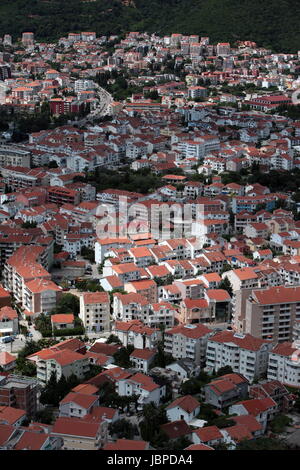 Das Moderne Zentrum der Adria Stadt Budva mit vielen neuen Appatementhausern in Montenegro im Balkan am Mittelmeer in Europa. Foto Stock