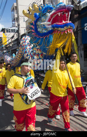 Il tempio Cinese dragon in un corteo durante i nove imperatore dèi Festival (festival vegetariano) in Phuket, Tailandia Foto Stock