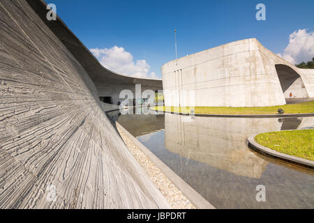 NANTOU, Taiwan - FEB 20 : Xiangshan Visitor Center scenario con molti turisti a piedi vi il 20 febbraio 2014 in Nantou, Taiwan, Asia. L'edificio è famoso punto di riferimento di Sun Moon Lake Park in Nantou, Taiwan. Foto Stock