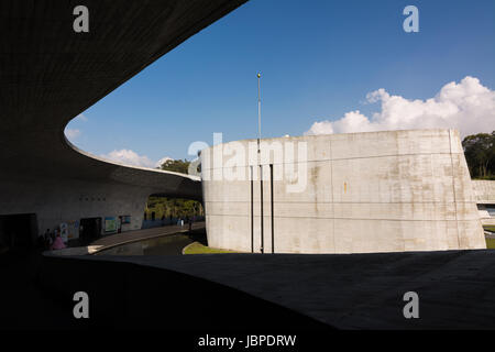 NANTOU, Taiwan - FEB 20 : Xiangshan Visitor Center scenario con molti turisti a piedi vi il 20 febbraio 2014 in Nantou, Taiwan, Asia. L'edificio è famoso punto di riferimento di Sun Moon Lake Park in Nantou, Taiwan. Foto Stock