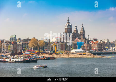 Amsterdam city skyline al porto e la Basilica di San Nicola, Amsterdam, Paesi Bassi Foto Stock