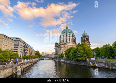 Cattedrale di Berlino o Berliner Dom quando il tramonto, Berlino, Germania