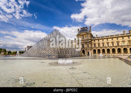 Parigi, Francia: Maggio 2, 2017: giornata di sole a piramide del Louvre del museo del Louvre a Parigi, Francia Foto Stock