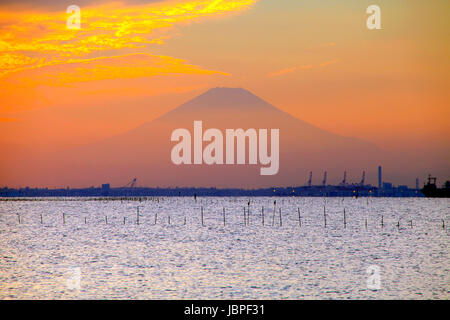 Scena serale del Monte Fuji e di Tokyo Bay View da Kisarazu Chiba GIAPPONE Foto Stock