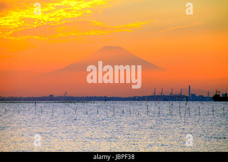 Scena serale del Monte Fuji e di Tokyo Bay View da Kisarazu Chiba GIAPPONE Foto Stock