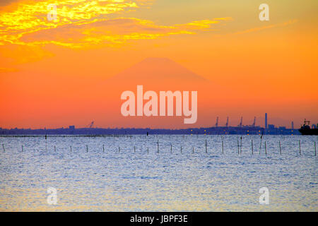 Scena serale del Monte Fuji e di Tokyo Bay View da Kisarazu Chiba GIAPPONE Foto Stock