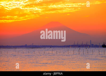 Il monte Fuji e di Tokyo Bay dopo il tramonto vista da Kisarazu Chiba GIAPPONE Foto Stock