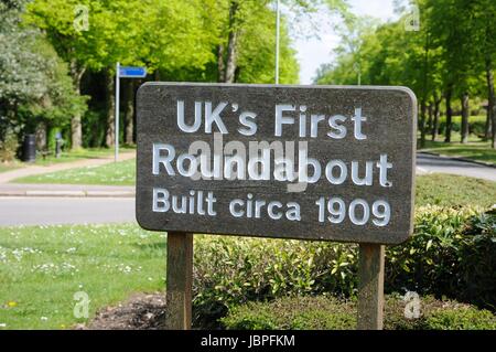 Segno del Regno Unito la prima rotatoria, Letchworth Garden City Hertfordshire, che era stato costruito c1909 Foto Stock