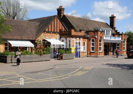 Stazione ferroviaria, Letchworth Garden City Hertfordshire. Una stazione temporanea era stata costruita nel 1905 per i visitatori a buon mercato Cottage mostra. Foto Stock