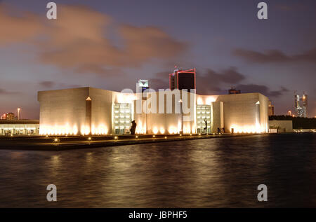 Il Museo Nazionale del Bahrain illuminata di notte. Manama, Bahrein, Medio Oriente Foto Stock