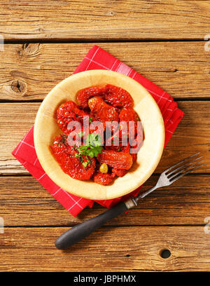 Marinata di pomodori seccati al sole e i pimenti o peperoni dolci Foto Stock