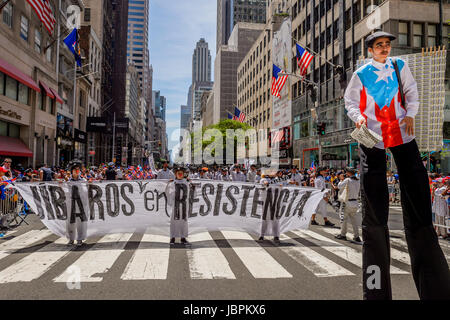 New York, Stati Uniti. 11 Giugno, 2017. La nazionale di Puerto Rican Day Parade (NPRDP) è la più grande dimostrazione di orgoglio culturale della nazione. Ora nel suo sessantesimo anno, la sfilata ha luogo il 11 giugno 2017; dal 44th Street a 79th Street lungo la Quinta Avenue a Manhattan, in onore di 3 milioni e mezzo di abitanti di Puerto Rico e oltre 5 milioni di persone che risiedono negli Stati Uniti. Credito: Erik McGregor/Pacific Press/Alamy Live News Foto Stock