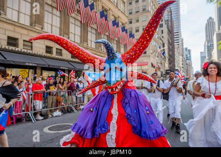 New York, Stati Uniti. 11 Giugno, 2017. La nazionale di Puerto Rican Day Parade (NPRDP) è la più grande dimostrazione di orgoglio culturale della nazione. Ora nel suo sessantesimo anno, la sfilata ha luogo il 11 giugno 2017; dal 44th Street a 79th Street lungo la Quinta Avenue a Manhattan, in onore di 3 milioni e mezzo di abitanti di Puerto Rico e oltre 5 milioni di persone che risiedono negli Stati Uniti. Credito: Erik McGregor/Pacific Press/Alamy Live News Foto Stock