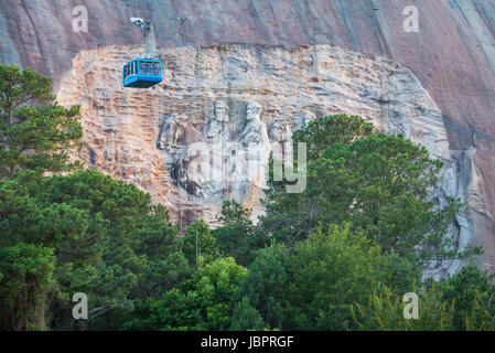 Stone Mountain Park il Vertice Skyride funivia sale fino alla cima della montagna in pietra con una vista del Memorial confederato Carving vicino ad Atlanta, GA. Foto Stock