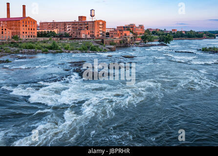 Vista al tramonto della bella Uptown Columbus, Georgia RiverWalk area sul fiume Chattahoochee. (USA) Foto Stock