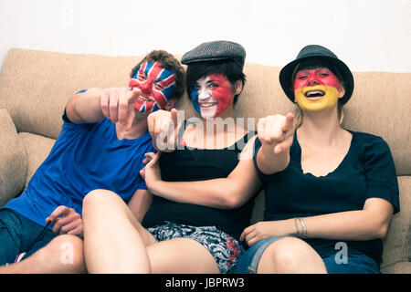 Gruppo di entusiasti appassionati di sport il tifo a casa e rivolto a voi. Foto Stock