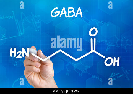 Mano zeichnet chemische Strukturformel von GABA Foto Stock