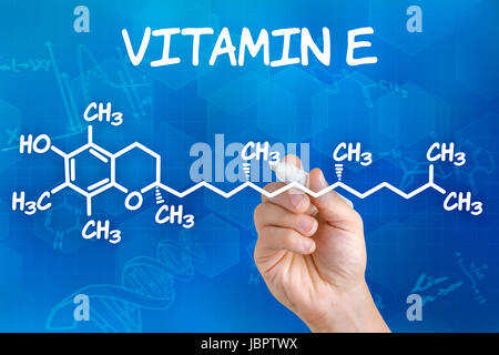 Mano zeichnet chemische Strukturformel von Vitamina E Foto Stock