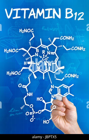 Mano zeichnet chemische Strukturformel von vitamina B12 Foto Stock