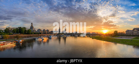 Dresden City skyline panorama al fiume Elba e Ponte di Augusto quando il tramonto, Dresda, Germania Foto Stock