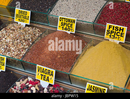 Spezie colorate su un mercato in Istanbul Foto Stock