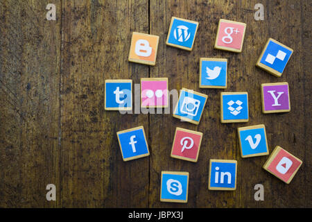 QUEENSTOWN, SUD AFRICA - 09 Aprile 2017: Social Media logotipo raccolta popolare stampato e posto su legno gioco SCRABBLE pezzi isolati su rustiche b Foto Stock