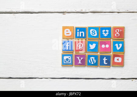 QUEENSTOWN, SUD AFRICA - 09 Aprile 2017: Social Media logotipo raccolta popolare stampato e posto su legno gioco SCRABBLE pezzi isolati su bianco wo Foto Stock