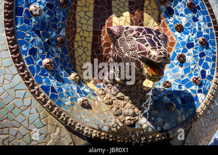 Ile-shard multicolore di testa di drago fontana al parco di Gaudì a Barcellona. Foto Stock