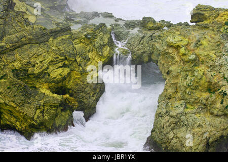 Grave drammatico seascape. Tempesta a Capo San Vicent cliffs, Portogallo Foto Stock