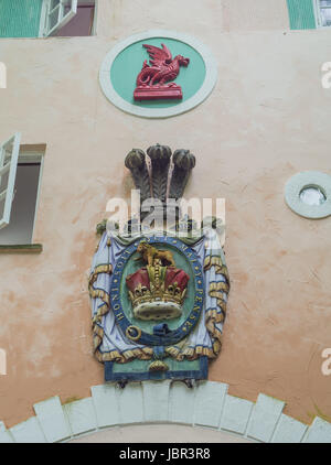 Il Principe di Galles di piume e uno stemma reale indicando il motto 'Honi soit qui mal y pense' sotto il drago Gallese Foto Stock