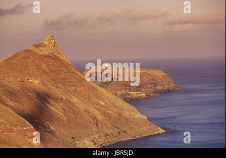 Europa, Atlantischer Ozean, Portogallo, Insel, Madeira e Porto Santo, Meer, Landschaft, Aussichtspunkt, Ilheu de Cima, la Cima, Insel der Aussichtspunkt am Portella auf die Insel de Cima auf der Insel Porto Santo der Nachbarsinsel von Madera im Atlantischen Ozean, Portogallo, (Urs Flueeler) Foto Stock