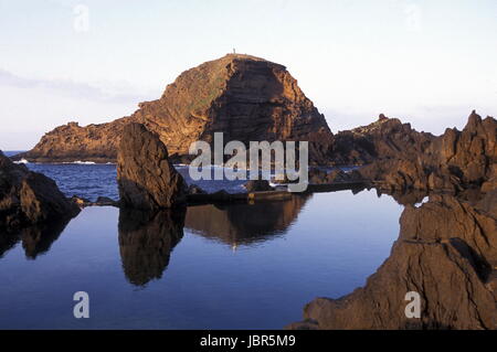 Europa, Atlantischer Ozean, Portogallo, Insel, Madera, Porto Moniz, Meer, Landschaft, piscina, Schwimmbad, Kueste, Ein Sonnenuntergang an der Kueste beim Dorf Porto Moniz im Norden Insel Madera im Atlantischen Ozean, Portogallo, (Urs Flueeler) Foto Stock