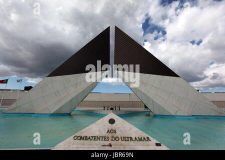 Das Denkmal vor dem Marinen Museum oder Museu de Marinha di Belem a Lisbona in Portogallo. Foto Stock