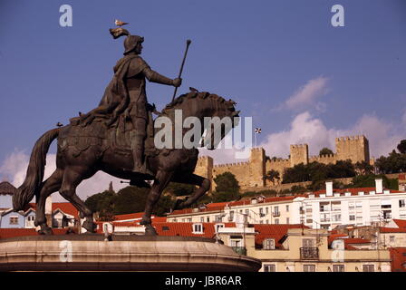 Das Reiter Denkmal auf dem Praca da Figuera mit der Burg in der Innenstadt der Hauptstadt Lisbona in Portogallo. Foto Stock