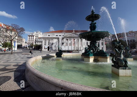 Der Platz Rossio mit dem National Theater in der Altstadt von Lisbona in Portogallo. Foto Stock