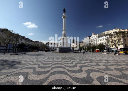 Der Platz Rossio mit dem National Theater in der Altstadt von Lisbona in Portogallo. Foto Stock