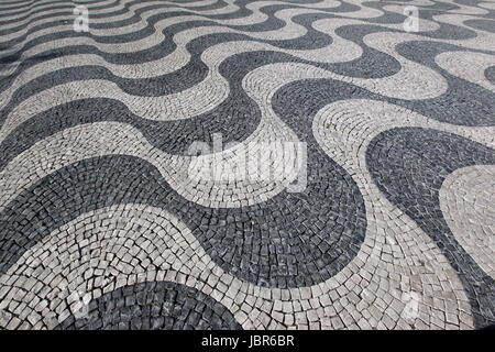 Der Platz Rossio mit dem National Theater in der Altstadt von Lisbona in Portogallo. Foto Stock