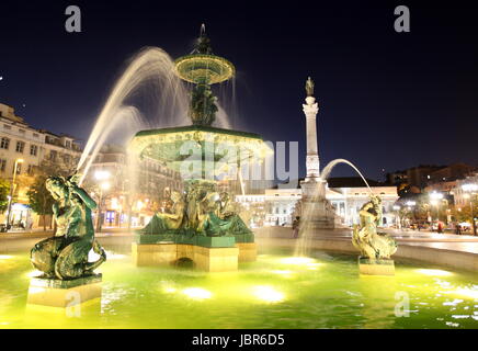 Der Rossio Platz mit dem National Theater in der Innenstadt der Hauptstadt Lisbona in Portogallo. Foto Stock