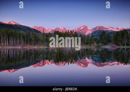 Sunrise al lago Sprague, Rocky Mountain National Park, COLORADO, Stati Uniti d'America Foto Stock