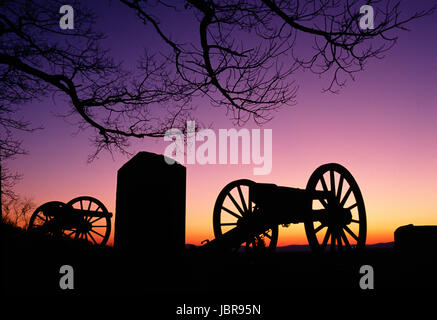 Reliquie dalla prima guerra americana sedersi al tramonto Foto Stock