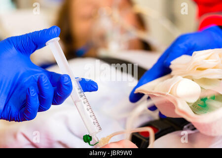 Emergenza ambulanza medico o paramedico médicale vittima di incidente con infusione endovenosa Foto Stock