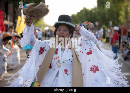 Quito, Ecuador. Decimo Giugno, 2017. MADRID, Spagna, 11 giugno 2017.- i membri dell'Associazione "ASEBOC' e la Federazione "FIACBOL', nelle strade di Villaverde Alto, celebrare la festa di Gesù di grande potenza, una tradizione che si svolge nella città di La Paz in Bolivia. (Foto di Luis Salgado/PressEcuador). Credito: Franklin Jácome/Alamy Live News Foto Stock