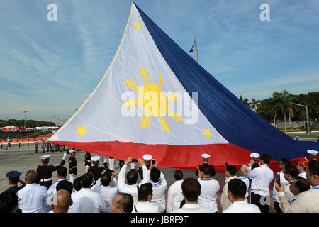 Manila, Filippine. 12 Giugno, 2017. Filippini partecipare a bandiera sollevamento cerimonia durante la celebrazione del 119indipendenza filippina giorno al Luneta Park di Manila, Filippine, 12 giugno 2017. Le Filippine hanno celebrato il 119° anniversario della proclamazione di indipendenza dalla dominazione spagnola. Credito: Rouelle Umali/Xinhua/Alamy Live News Foto Stock