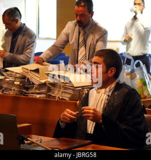 Udine Friuli Venezia Giulia. 12 Giugno, 2017. L'Italia, Udine: Daniele Fabrizi (R) avvocato di Ragone la famiglia guarda 32th durante il giorno del giudizio in Corte di Assise' per Giosue Ruotolo, accusato del duplice omicidio a Udine il 12 giugno, 2017. Ruotolo, anni 27, è accusato di tiro morto Ragone Trifone e Teresa Costanza il 17 marzo 2015, nel parcheggio di un impianto sportivo nella città settentrionale di Pordenone. Credito: Andrea Spinelli/Alamy Live News Foto Stock